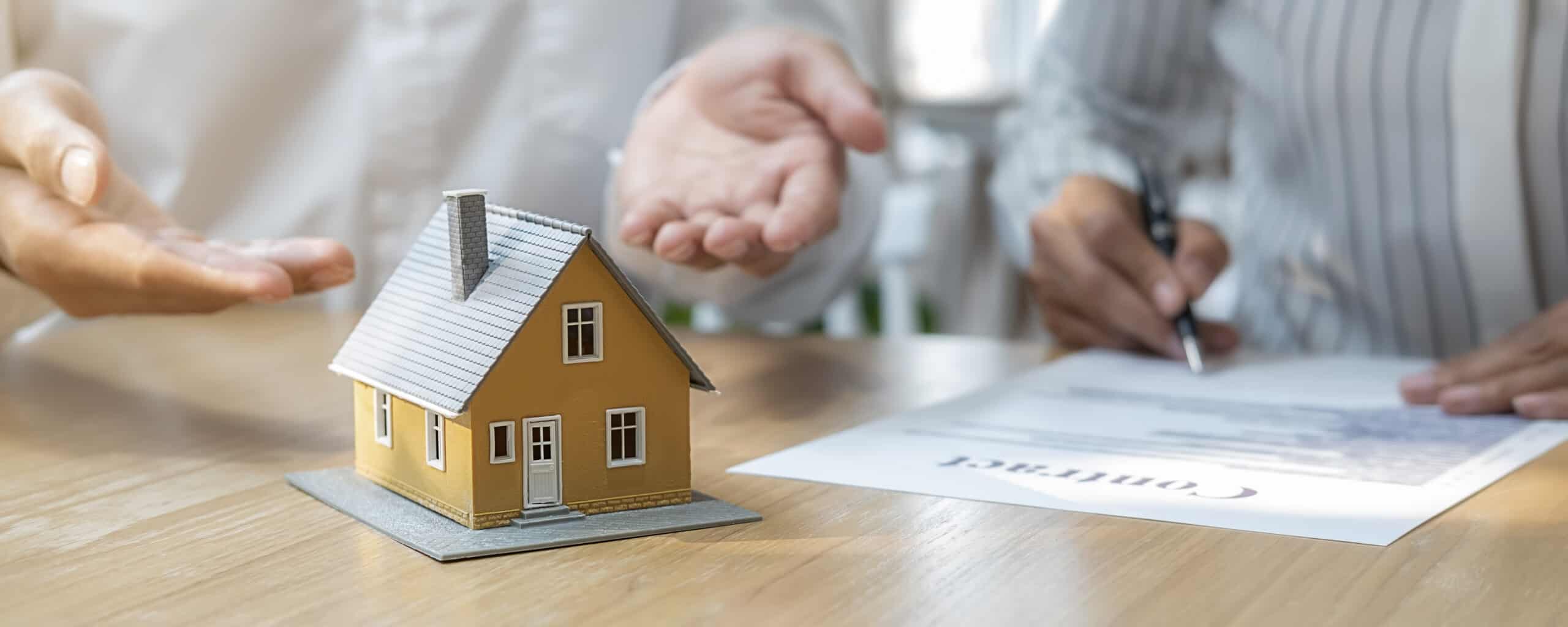 House model with agent and customer discussing for contract to b AdobeStock 312527137 scaled